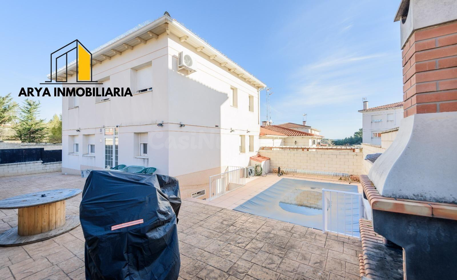 ¡Oportunidad en Horche (Guadalajara)! Casa unifamiliar de 4 dormitorios y 3 baños lista para entrar a vivir.