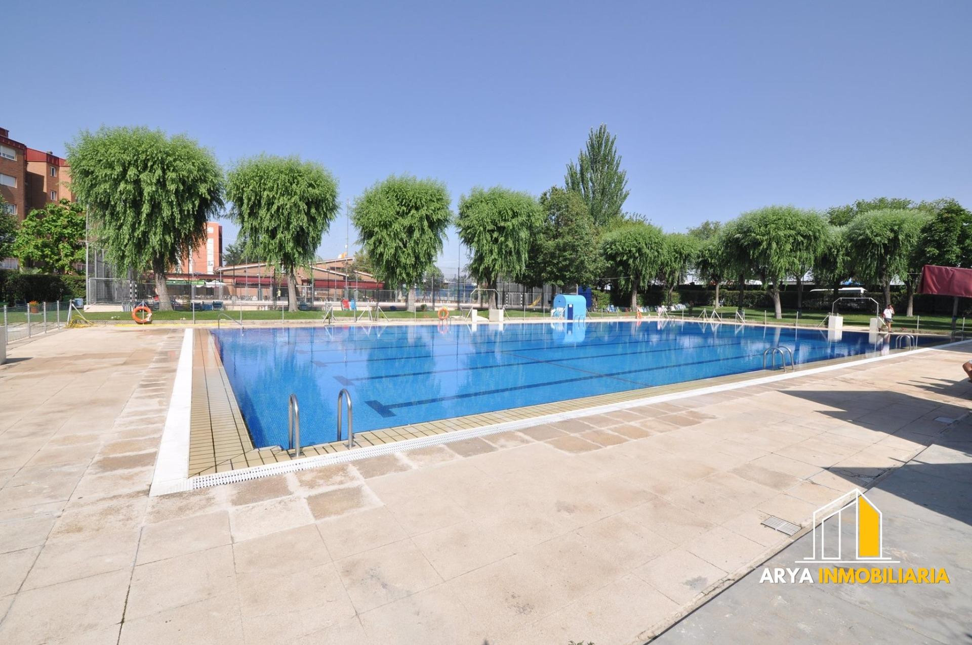 Vivienda semiamueblada con piscina comunitaria en Torrepista - foto 2
