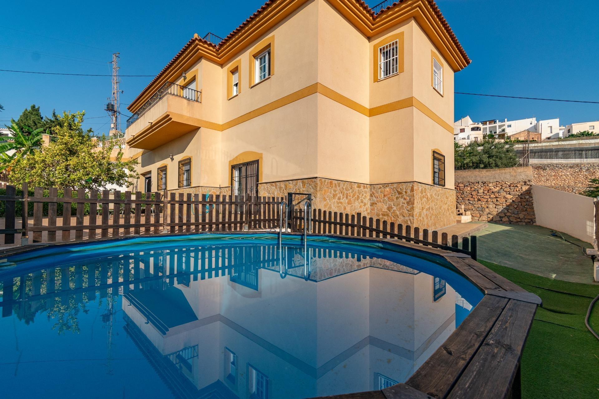 Exclusivo chalet con  vistas al mar y la montaña.