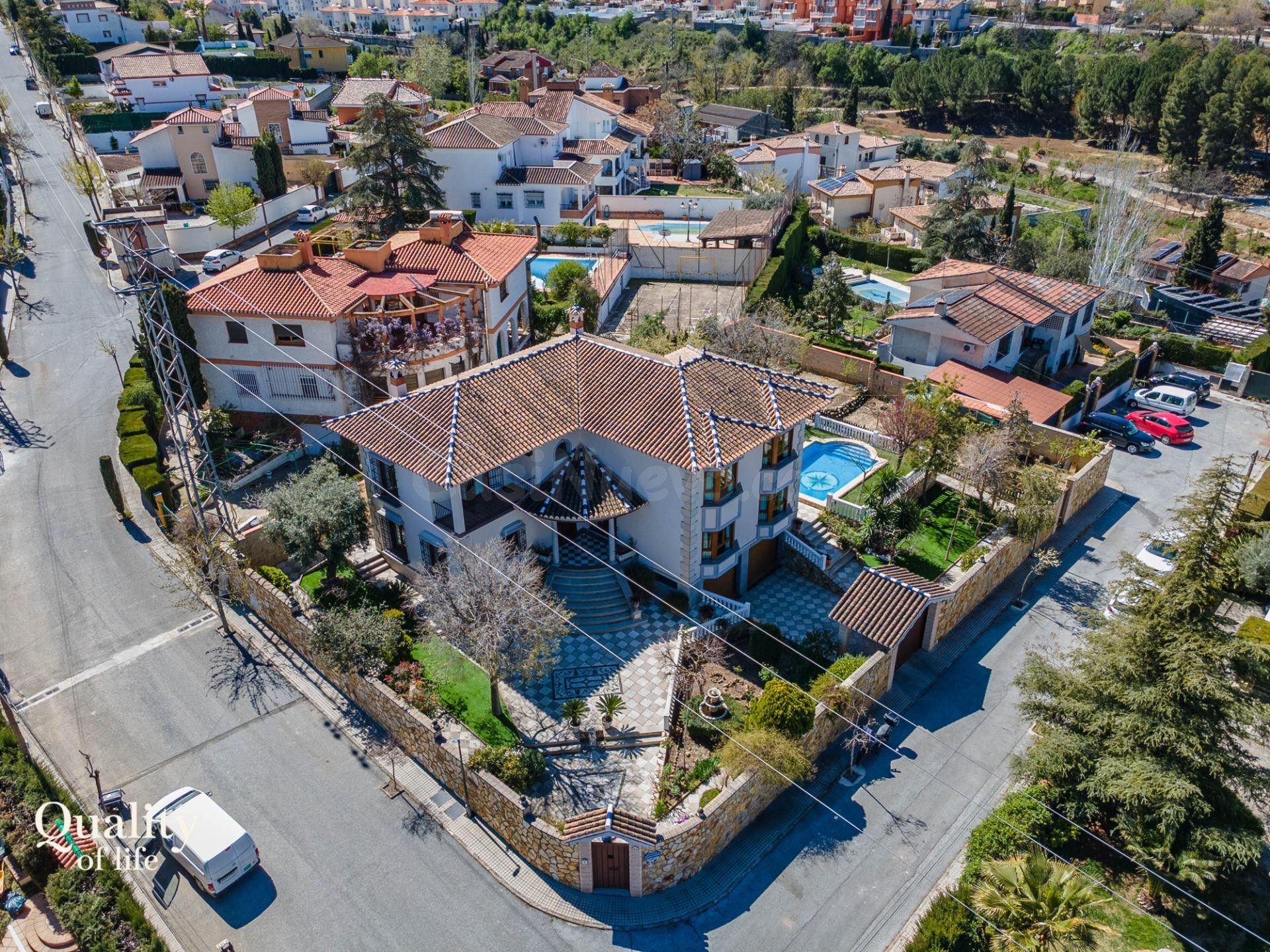 Villa de autor con vistas infinitas a Granada y Sierra Nevada