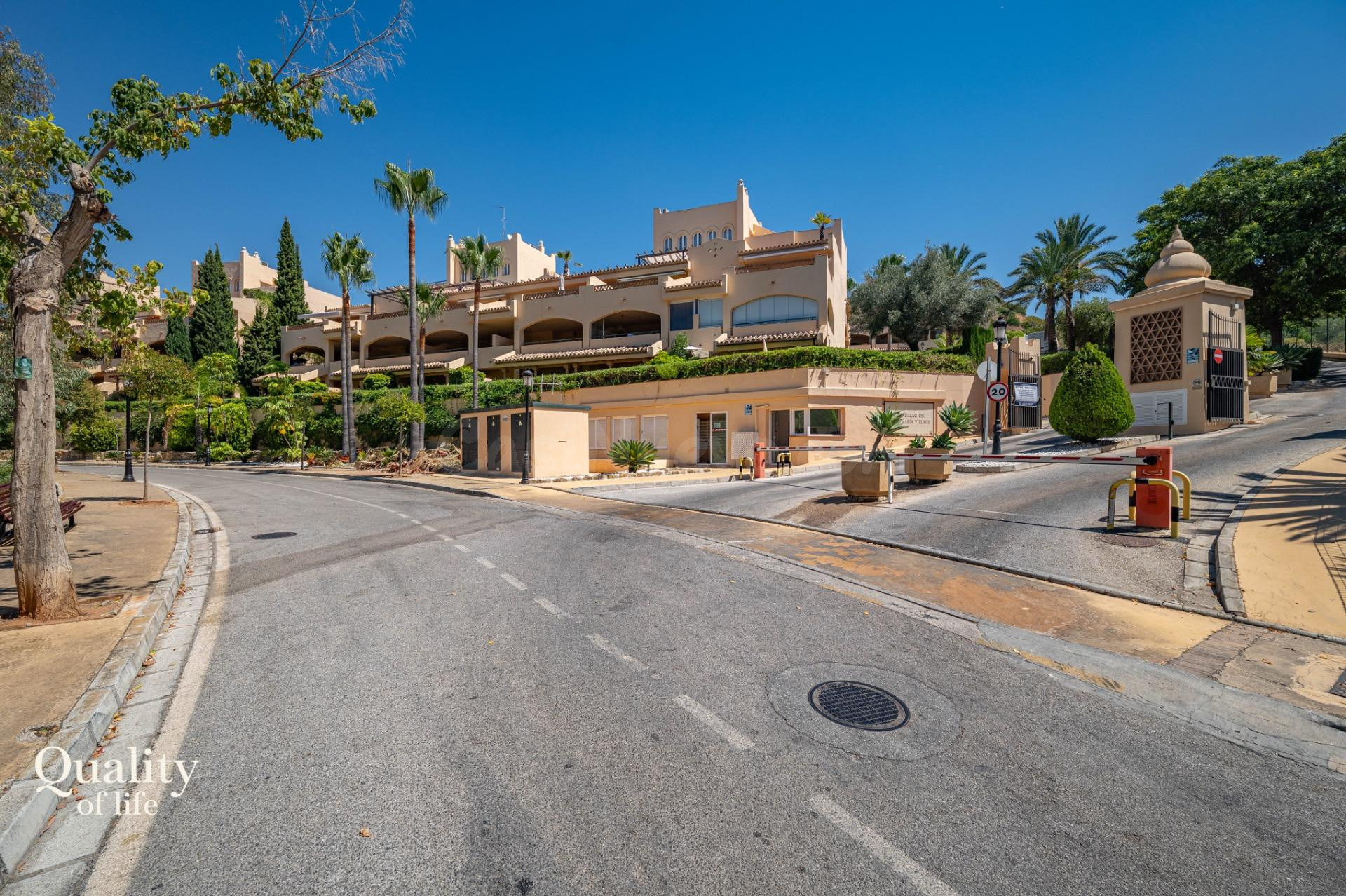 Elegante apartamento con amplia terraza cerrada, jardín y ex - foto 3