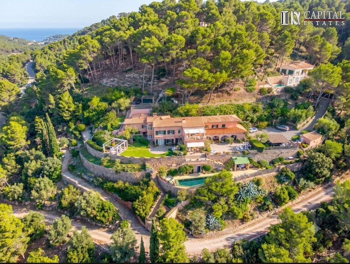 Exclusiva Villa en Primera Línea de Mar con Vistas Panorámicas al mar.