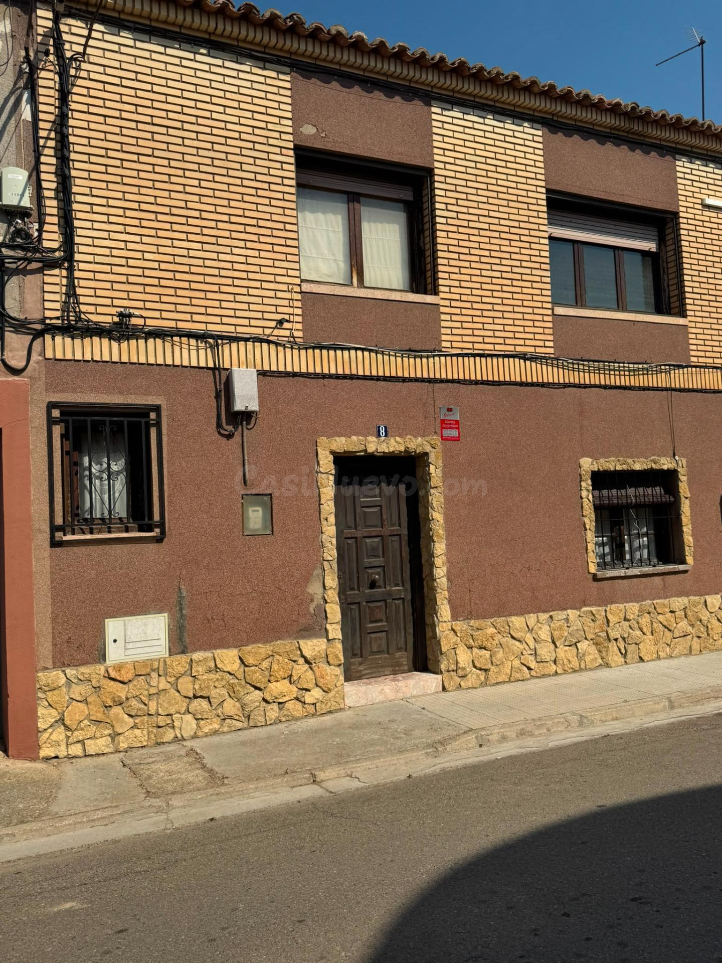 Casa independiente con gran terraza en Luceni