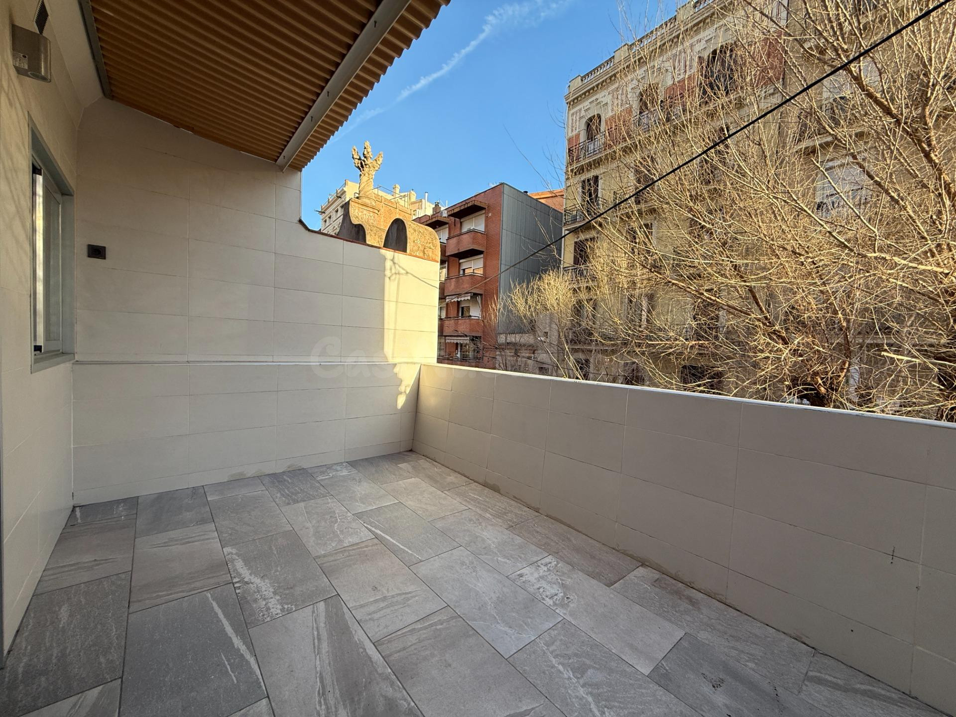 Casa moderna reformada en venta junto a Plaza de España – Barcelona
