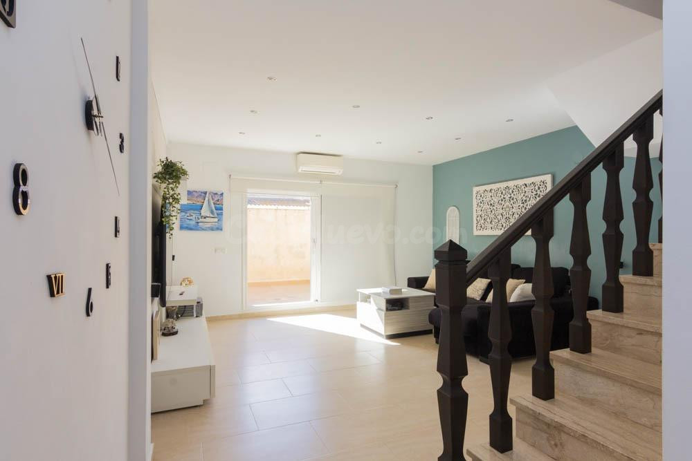 Vivienda de tres plantas, luminosa y muy funcional en buena  - foto 4
