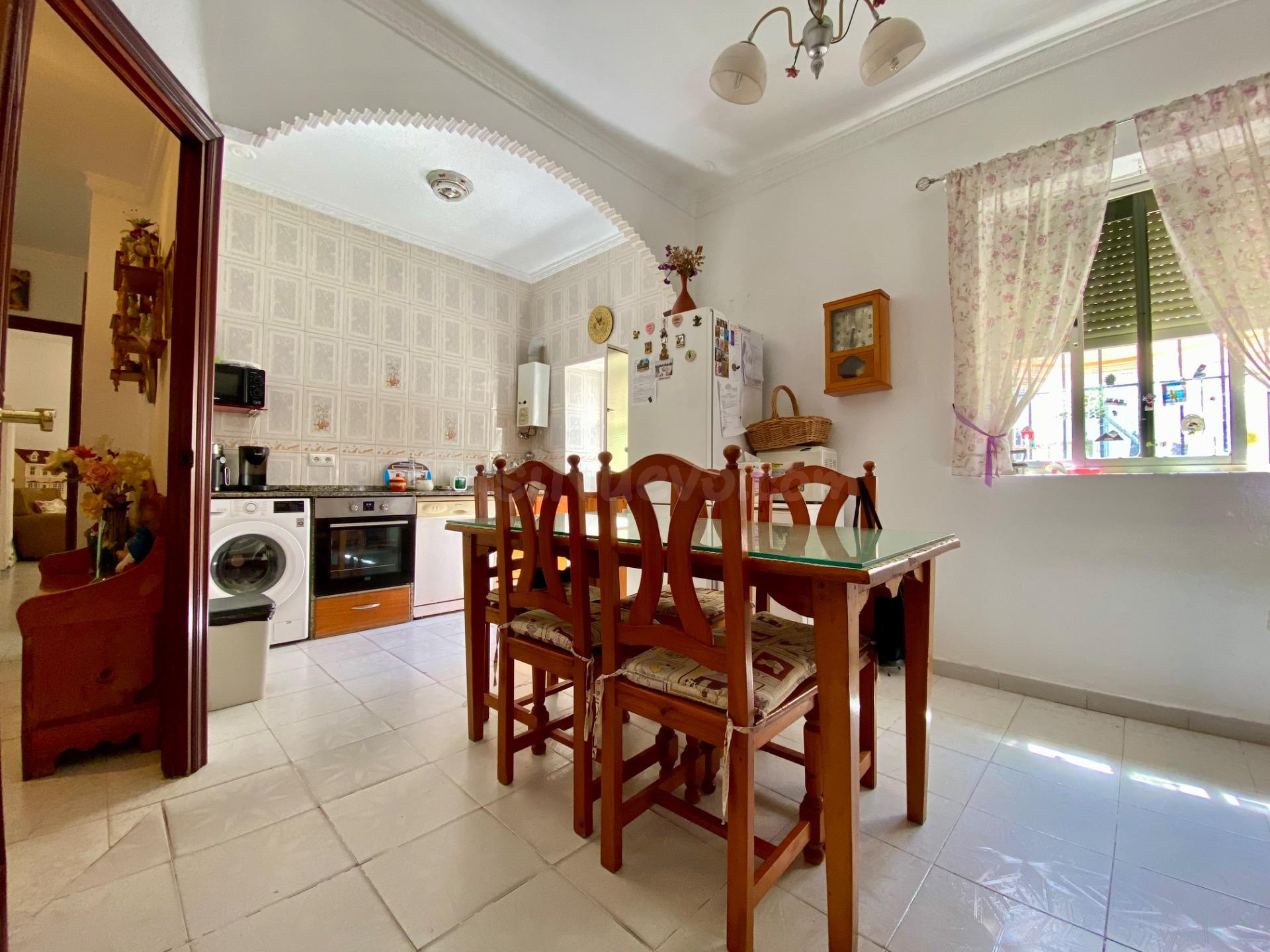 AMPLIA VIVIENDA CON PATIO-JARDÍN, 5 habitaciones Y DOS FINCA - foto 4