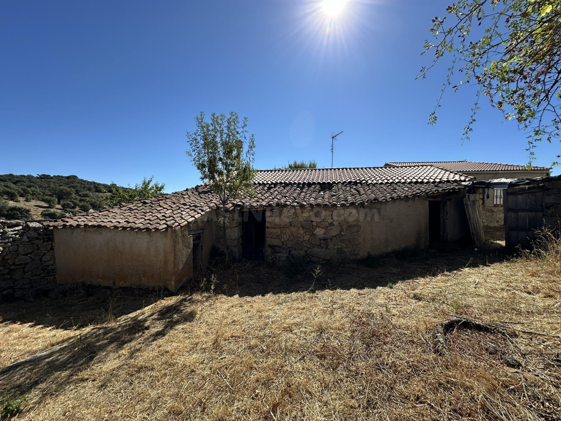 Encantadora casa de pueblo para reformar en un entorno natural único - foto 2