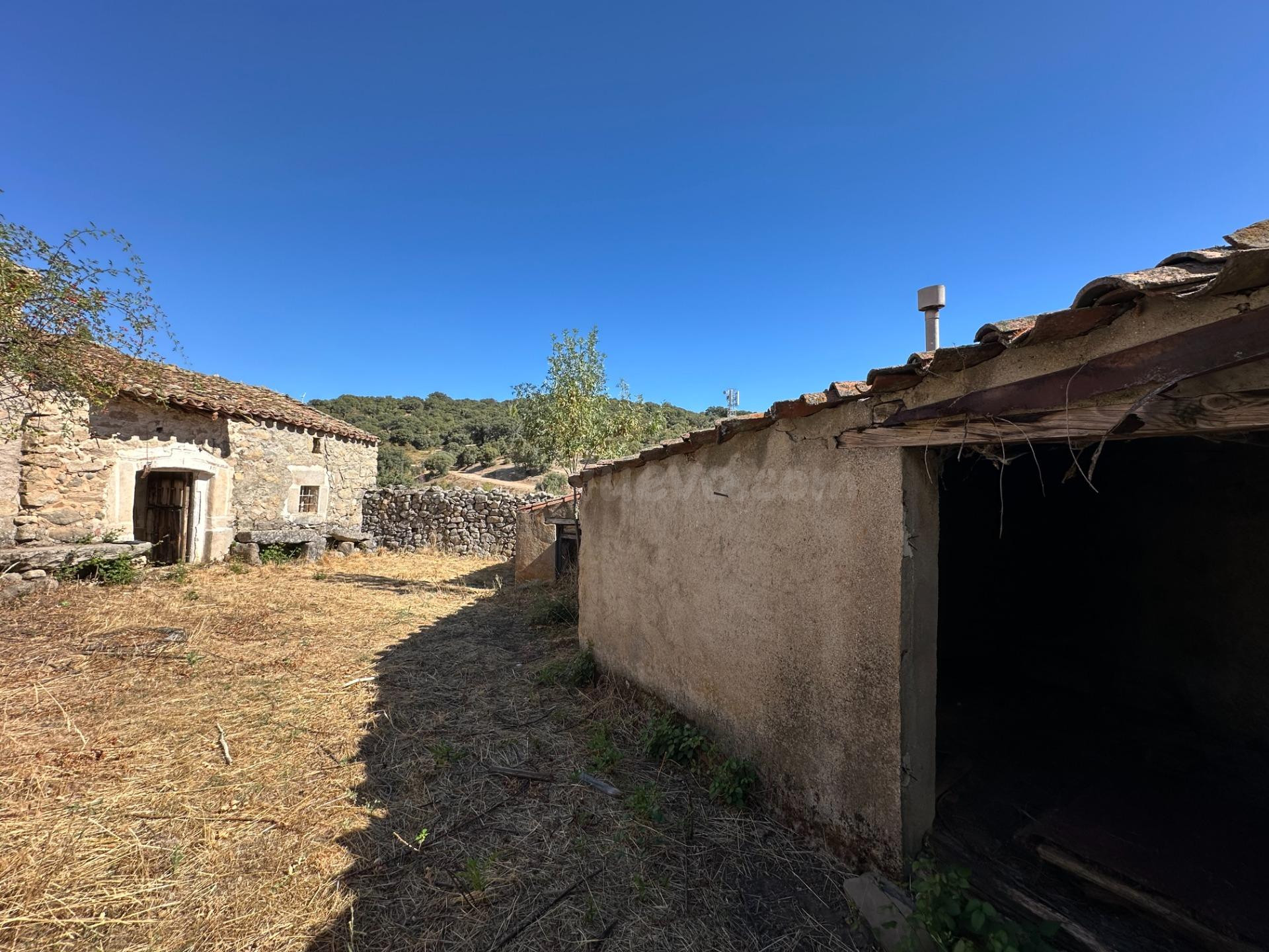 Encantadora casa de pueblo para reformar en un entorno natural único - foto 3