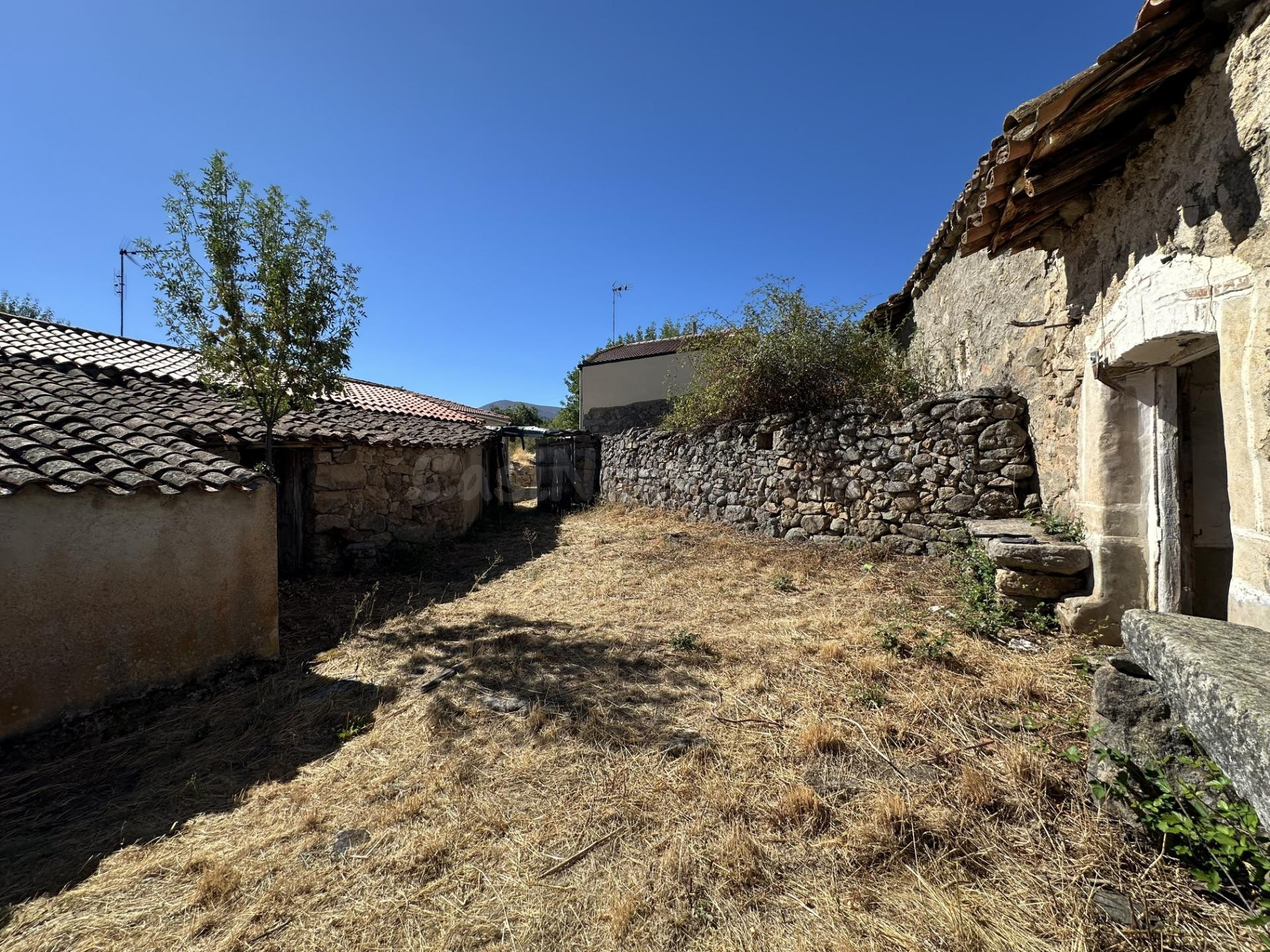 Encantadora casa de pueblo para reformar en un entorno natural único - foto 4