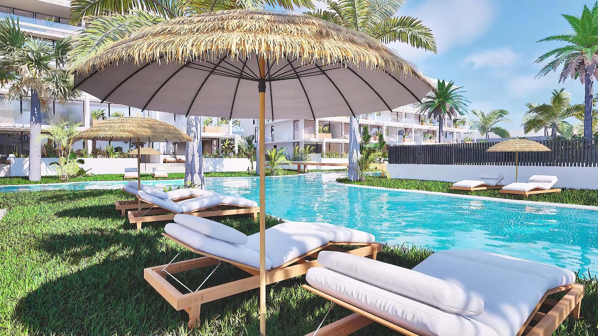 Amplio apartamento de dos dormitorios en planta baja con jardín y piscina comunitaria - El Lago