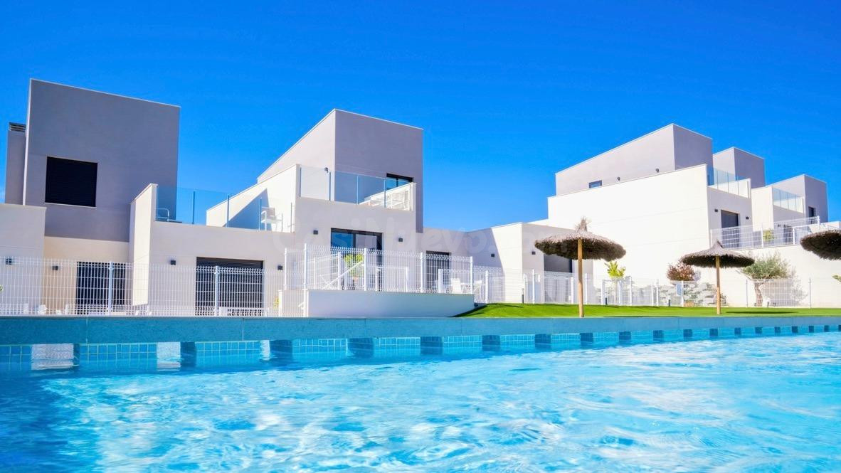 Preciosa casa adosada bien diseñada, en campo de golf, cerca - foto 2