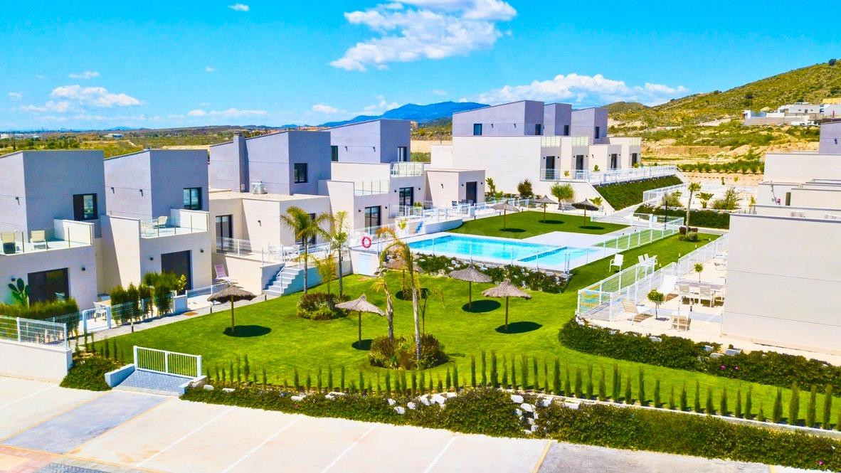 Preciosa casa adosada bien diseñada, en campo de golf, cerca - foto 3