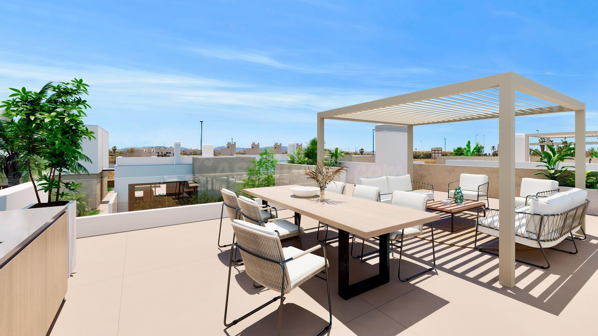 Villa de 3 dormitorios con orientación sur, solárium y piscina privada. A poca distancia a pie del campo de golf, la ciudad y la playa.