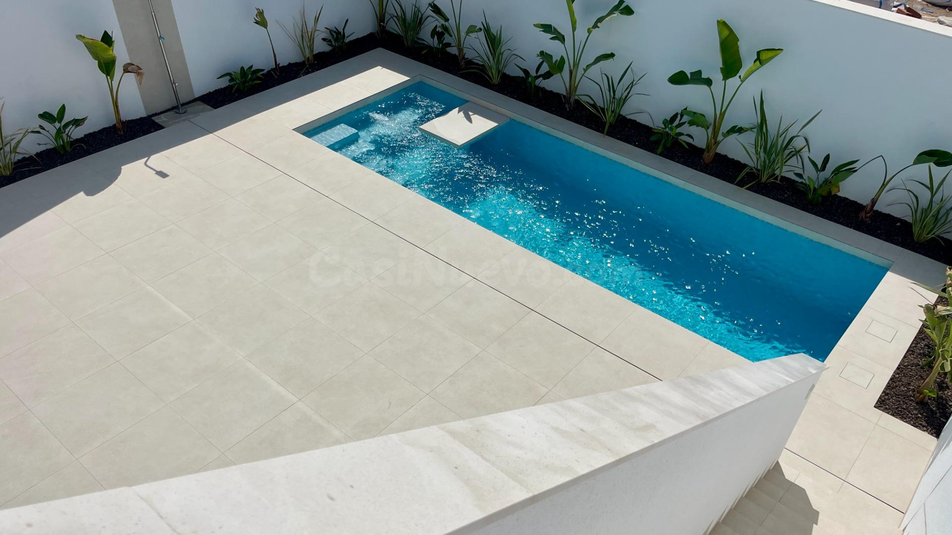 Chalet con su propia piscina y solárium de 92m2 a poca distancia del campo de golf, la playa y el pueblo.