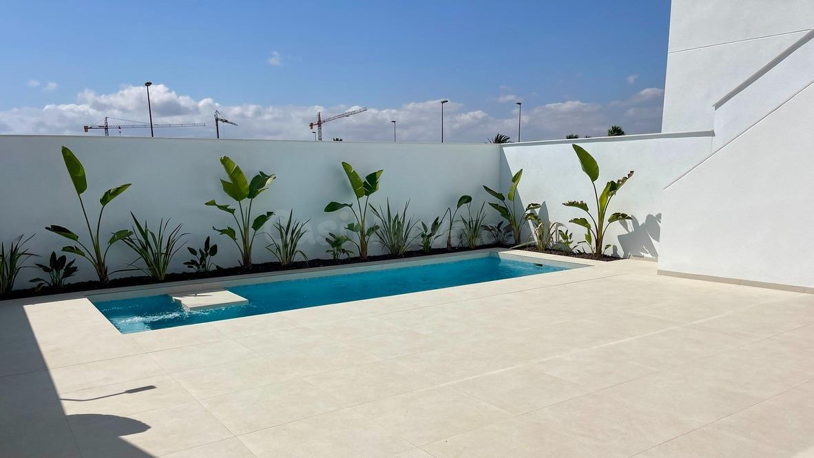 Chalet con su propia piscina y solárium de 92m2 a poca dista - foto 4