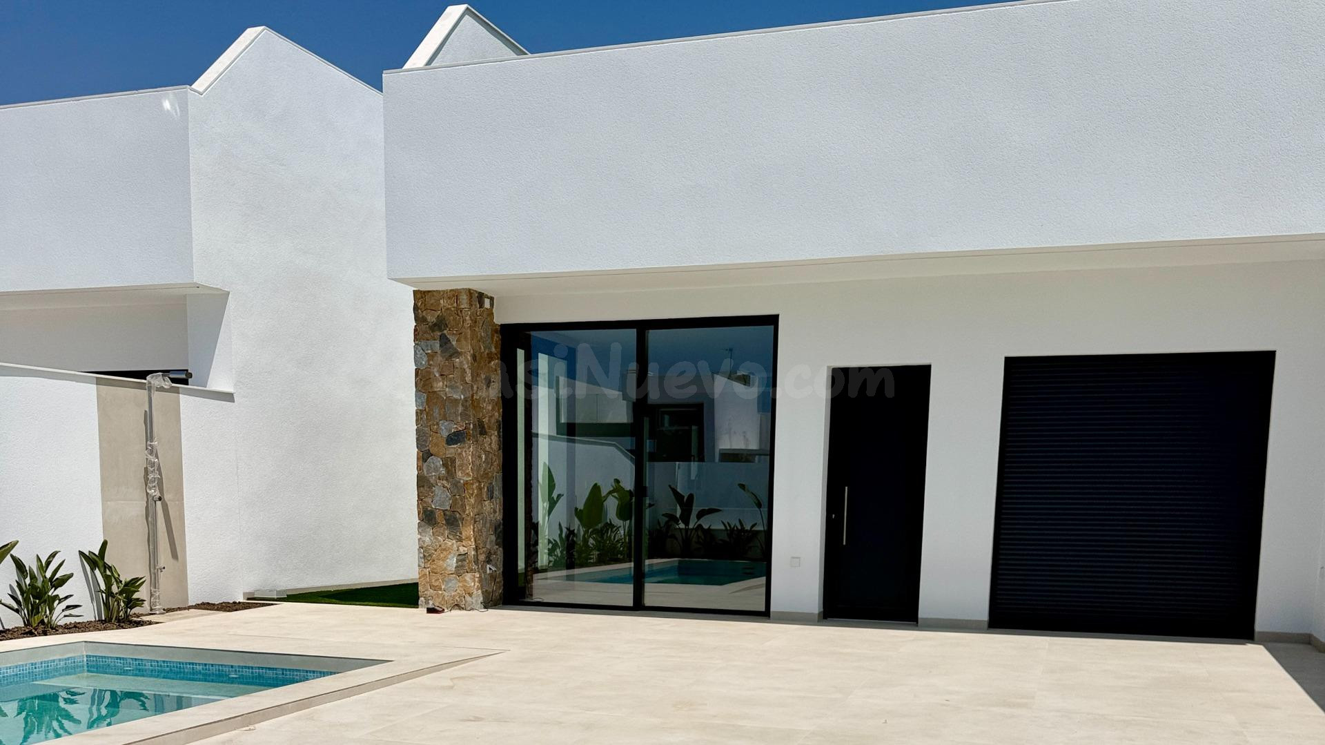 Chalet con su propia piscina y solárium de 92m2 a poca distancia del campo de golf, la playa y el pueblo.