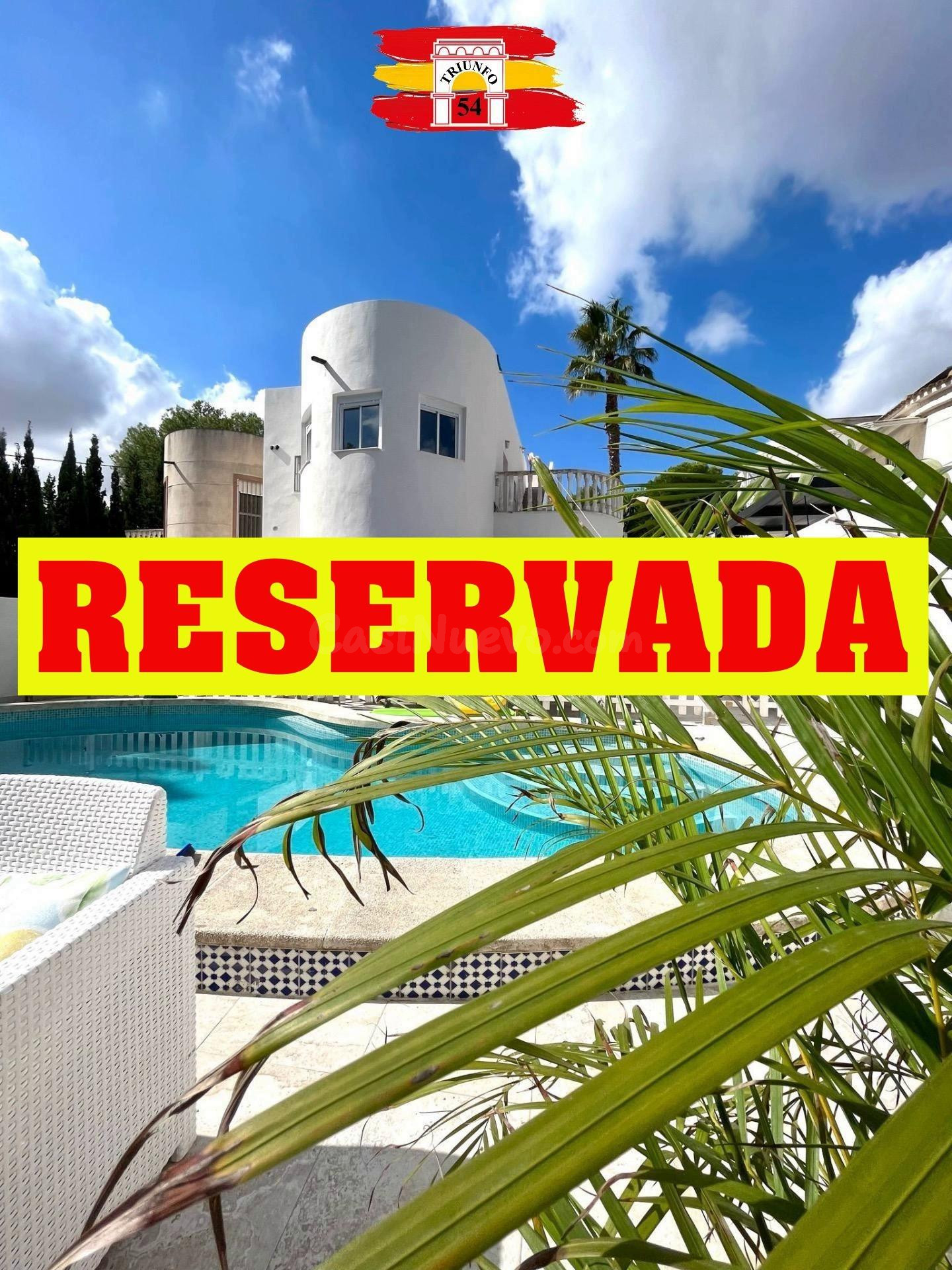 Exclusiva villa en Pinar de Campoverde: amplitud, privacidad
