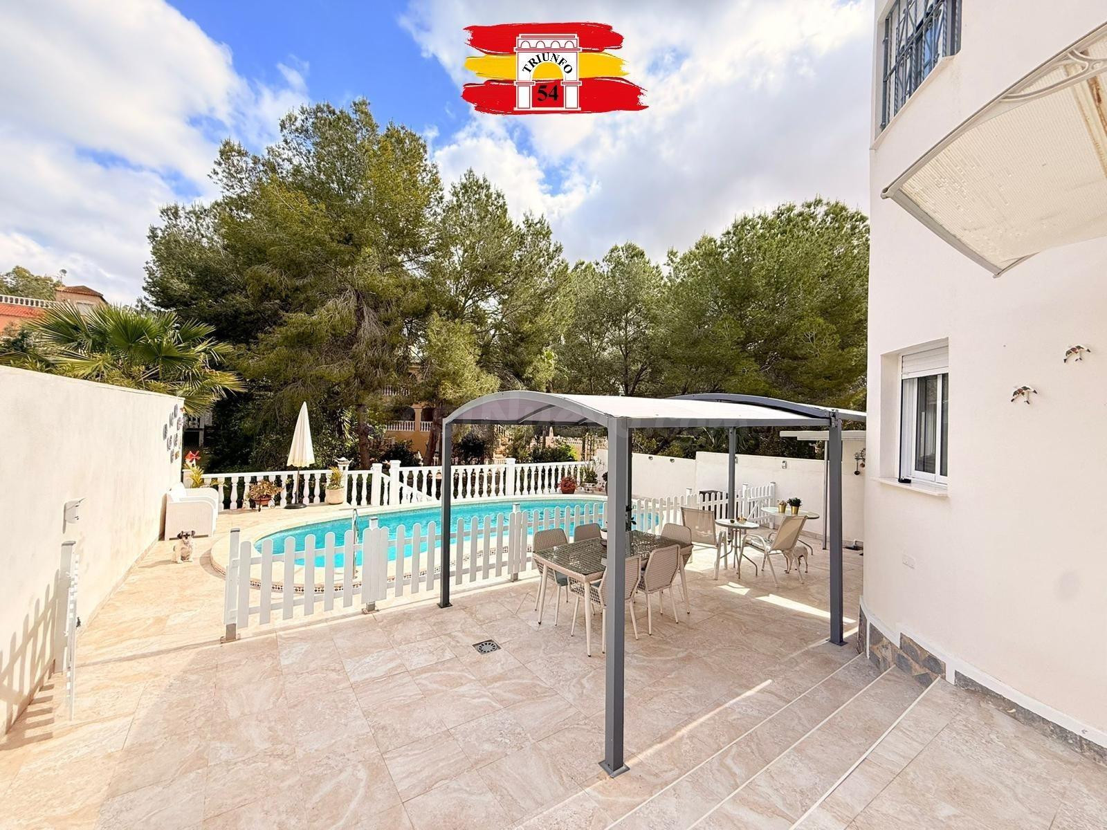 Exclusiva villa en Pinar de Campoverde: amplitud, privacidad - foto 4