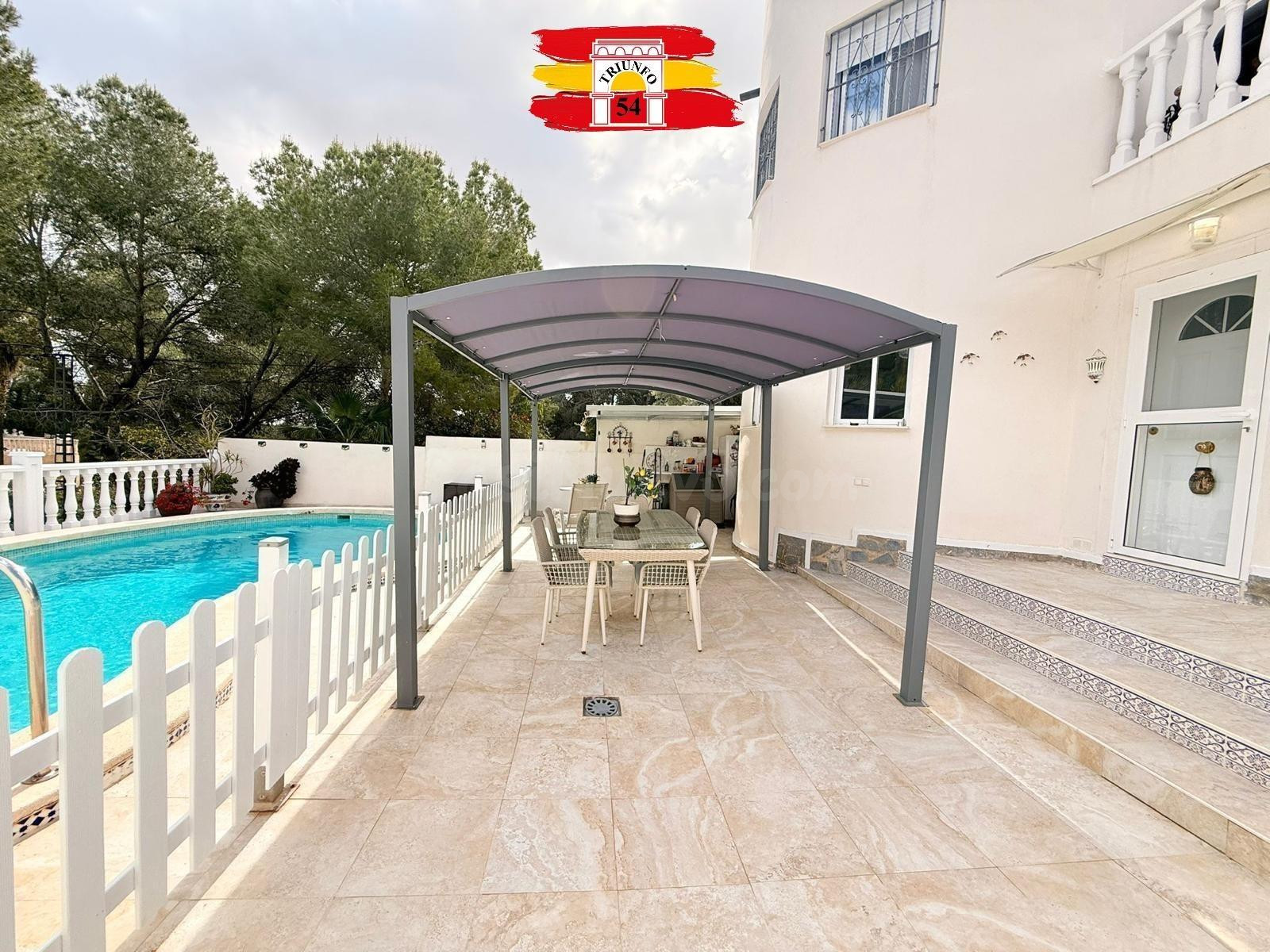 Exclusiva villa en Pinar de Campoverde: amplitud, privacidad - foto 5