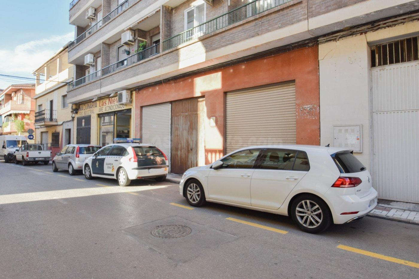 Local en bruto situado junto a la Avenida principal