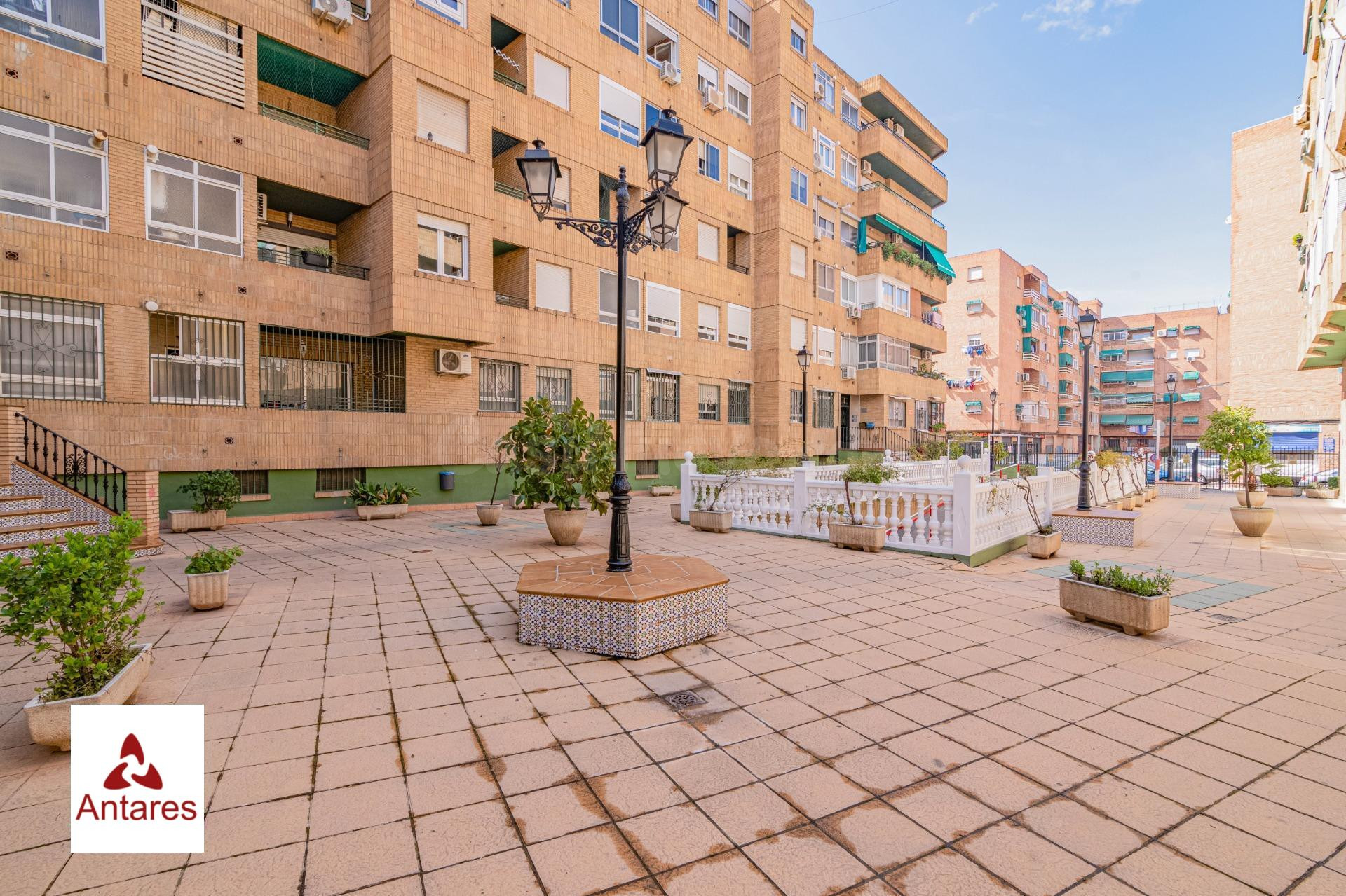 Piso en Ctra. Málaga en última planta con garaje y trastero