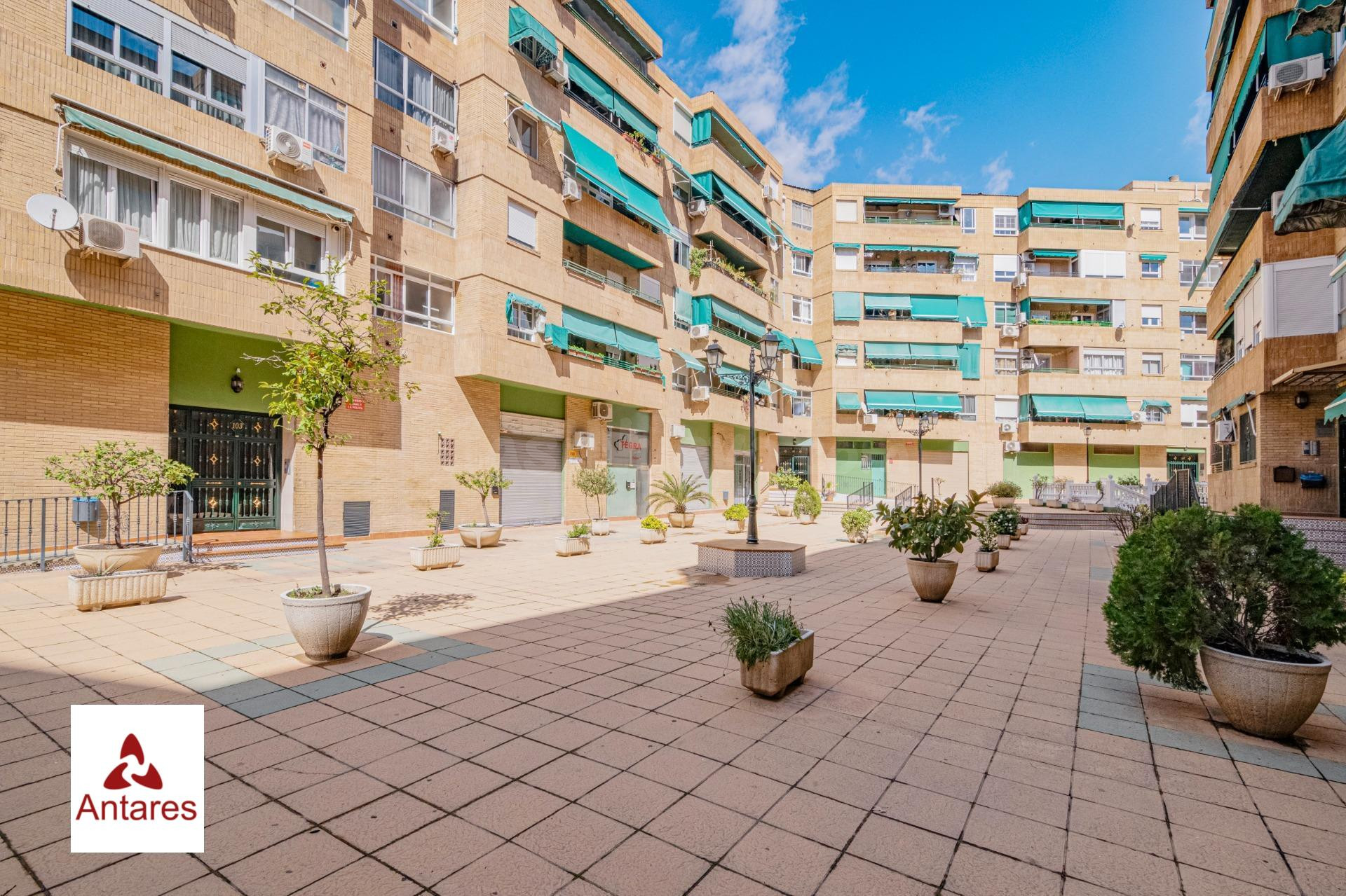 Piso en Ctra. Málaga en última planta con garaje y trastero - foto 2
