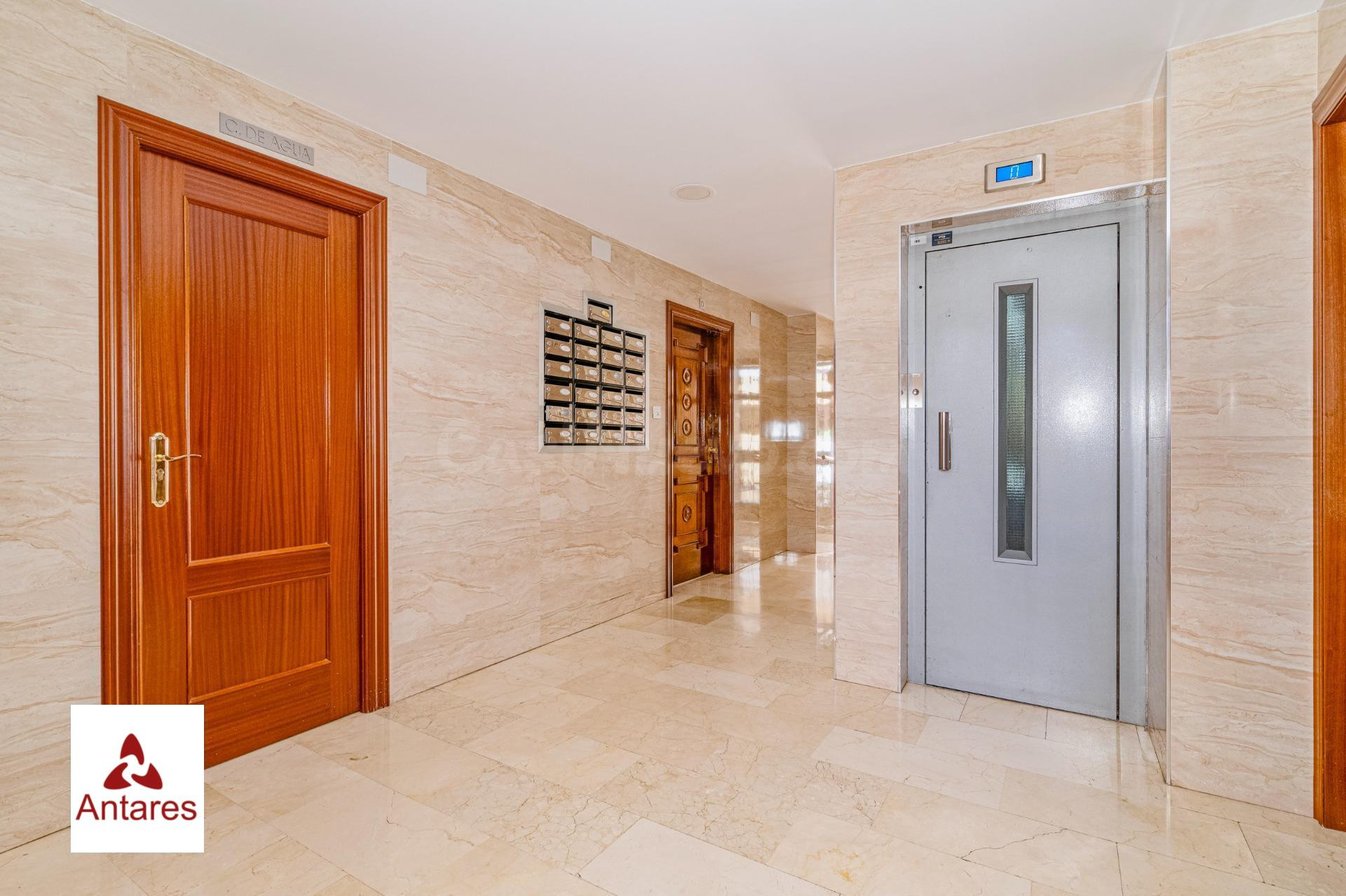 Piso en Ctra. Málaga en última planta con garaje y trastero - foto 3