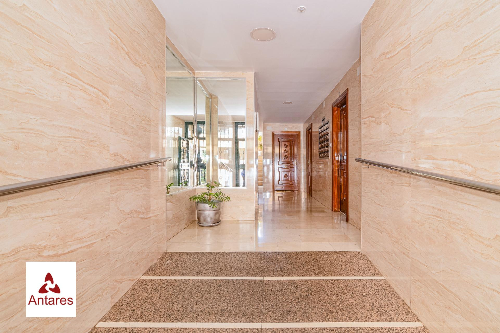 Piso en Ctra. Málaga en última planta con garaje y trastero - foto 4