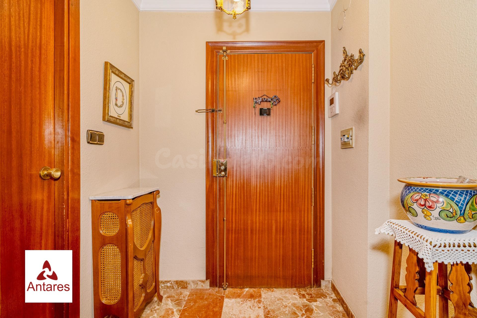 Piso en Ctra. Málaga en última planta con garaje y trastero - foto 5