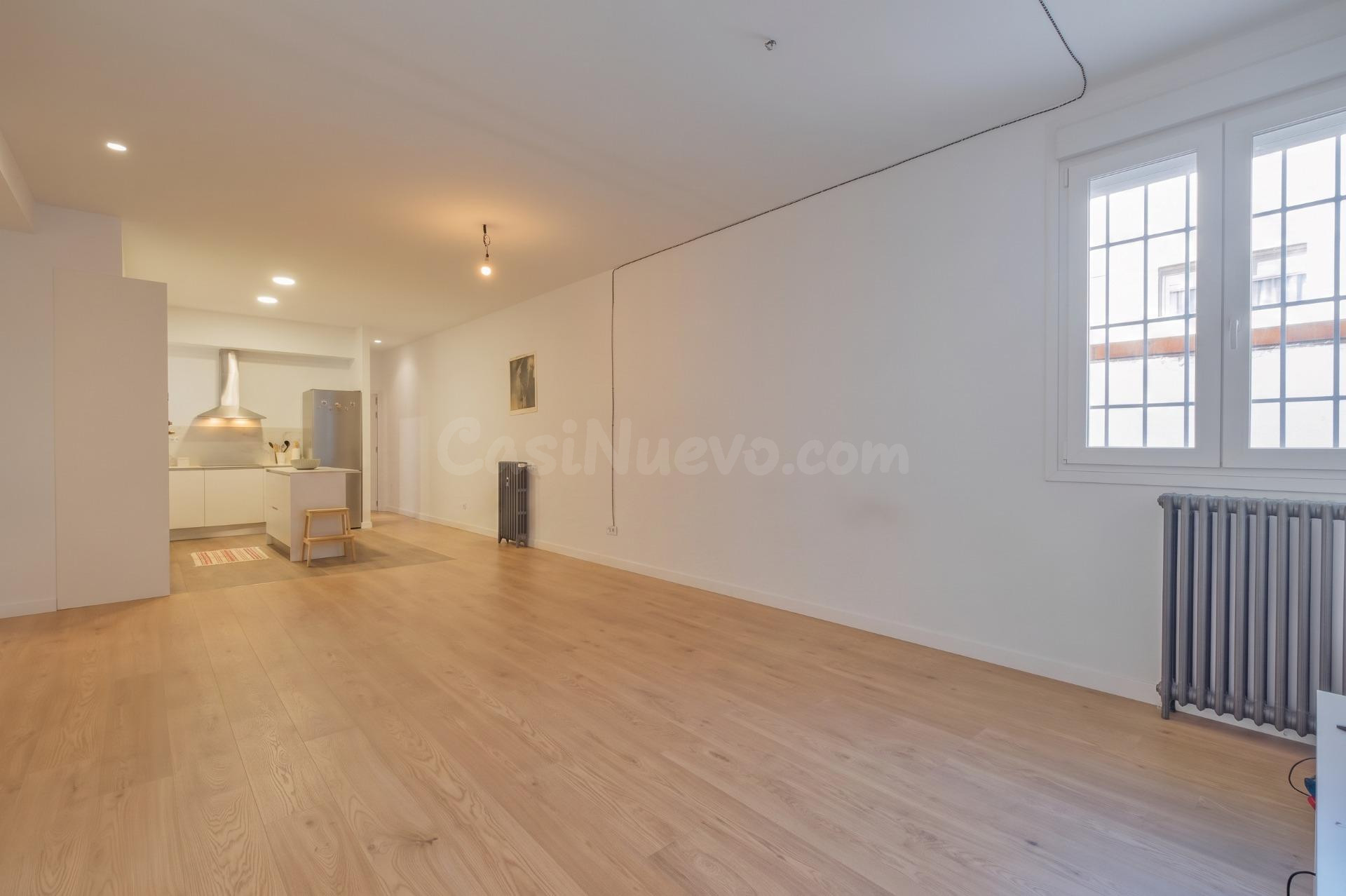 Luminoso y moderno piso de 4 dormitorios y 2 baños. Buen edi - foto 2