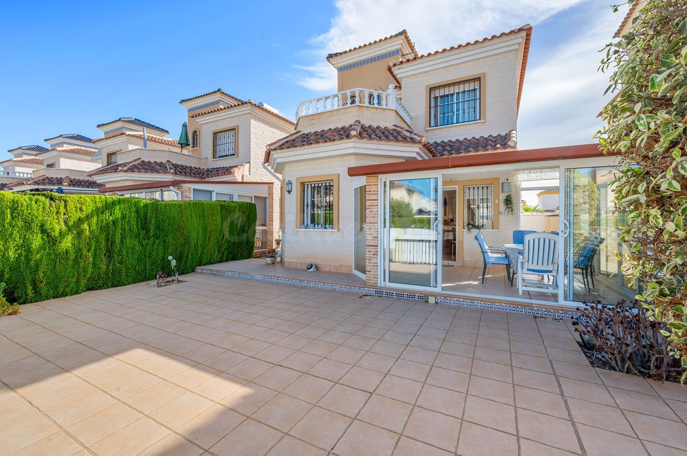 Casa independiente con 3 dormitorios y piscina comunitaria - foto 4
