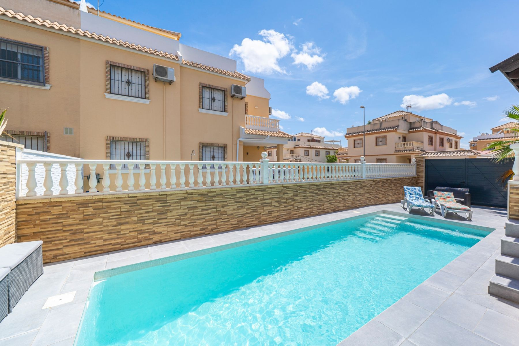 Magnífico chalet con piscina privada y solárium en Rojales - foto 2