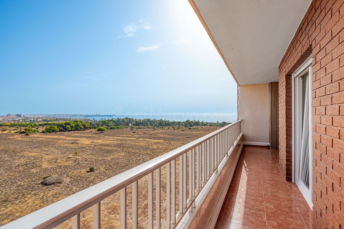 Exclusivo ático reformado en Punta Prima con espectaculares  - foto 2