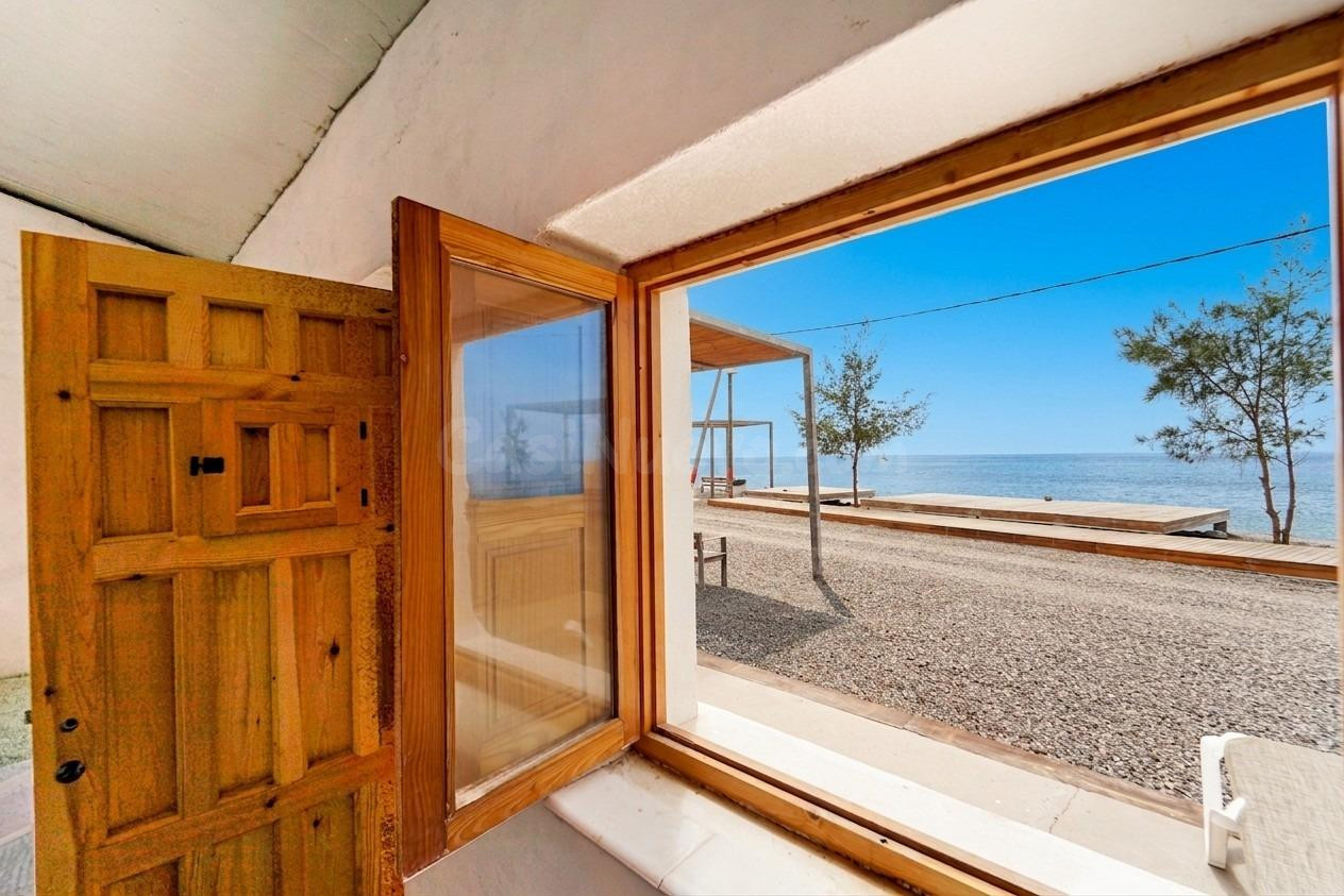 ¡Oportunidad única! Casa adosada en primera línea de playa e