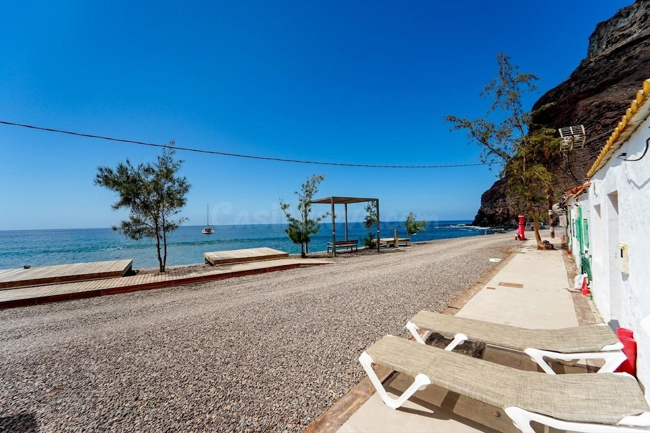 ¡Oportunidad única! Casa adosada en primera línea de playa e - foto 2