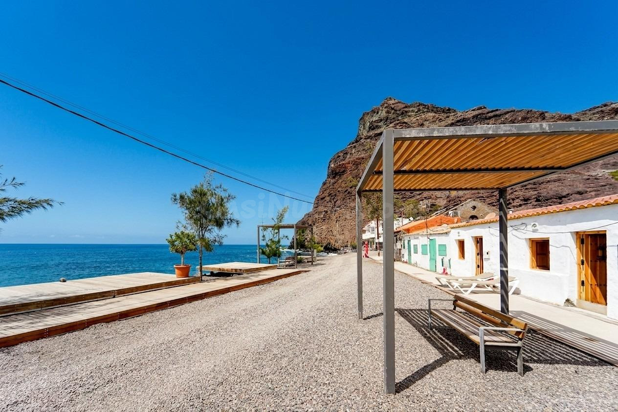 ¡Oportunidad única! Casa adosada en primera línea de playa e - foto 3