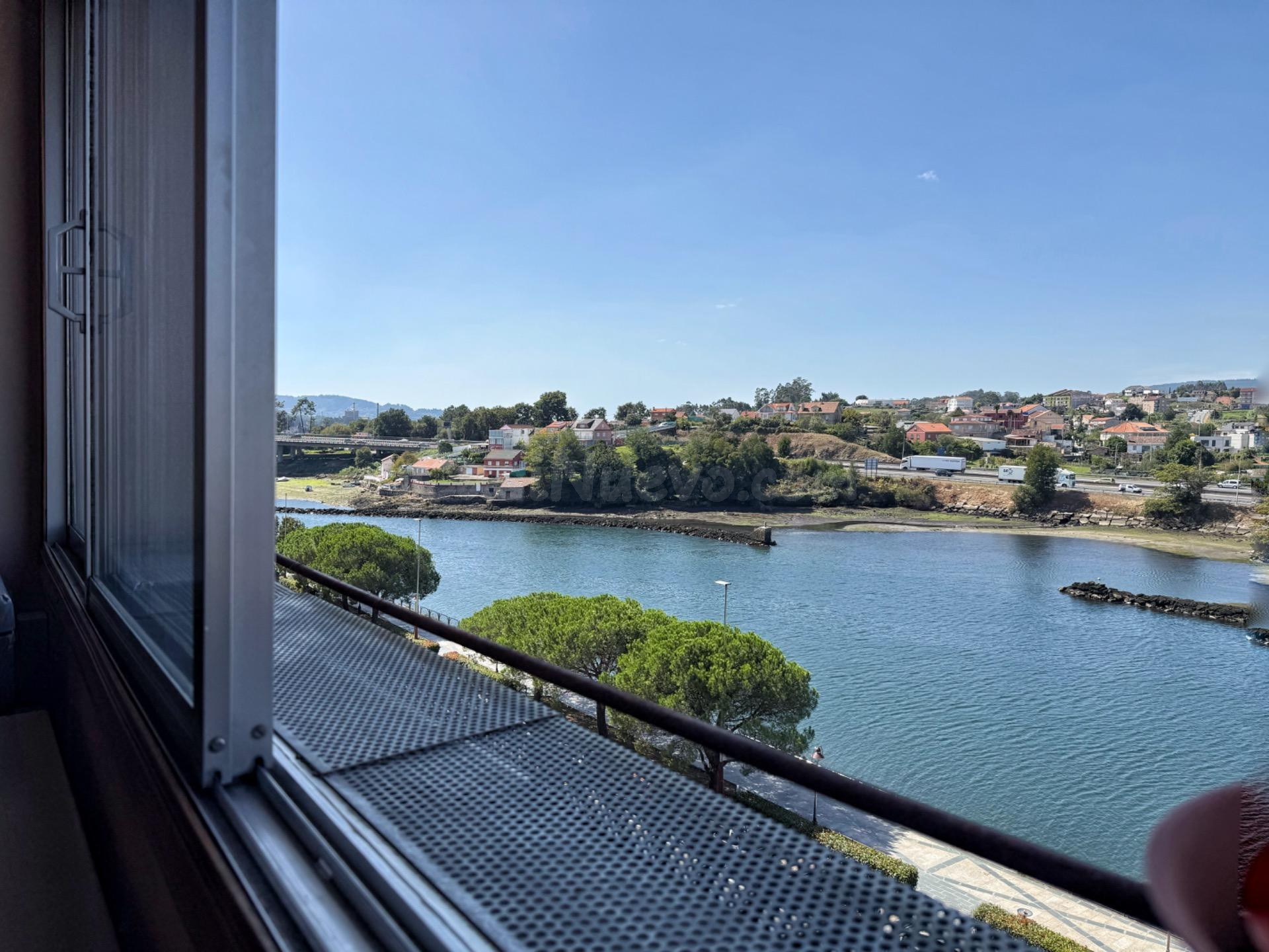 ESPACIO, LUZ Y VISTAS DIRECTAS AL RÍO LÉREZ.