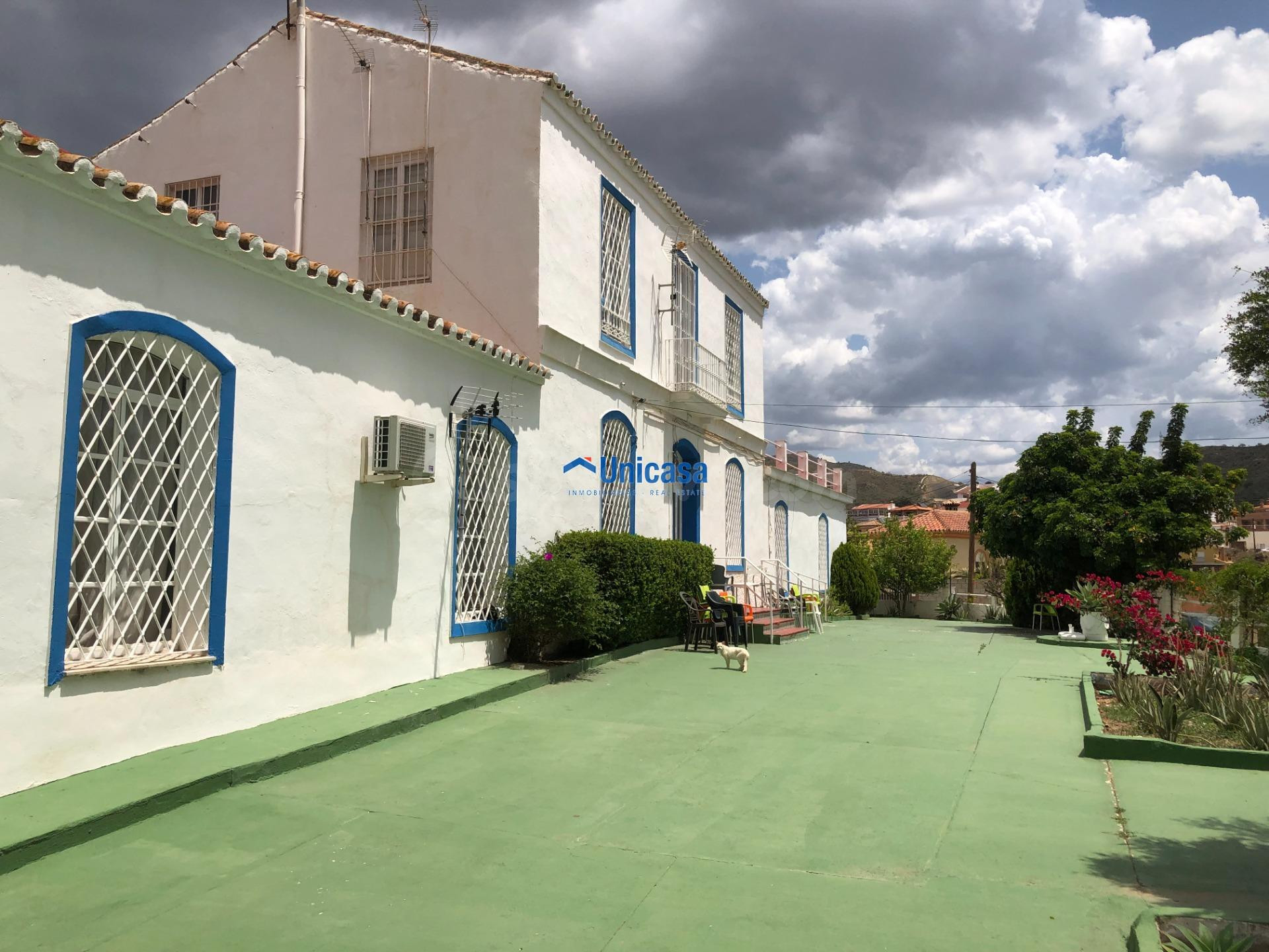Gran caserón con parcela en Puerto de la Torre – Oportunidad de inversión única en Málaga