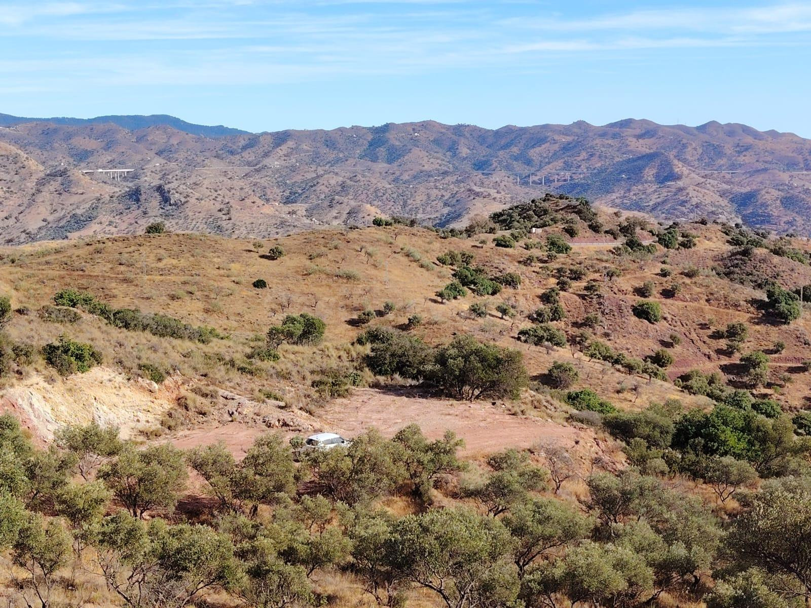 Finca rústica con vistas panorámicas a Málaga y la Costa – Almogía