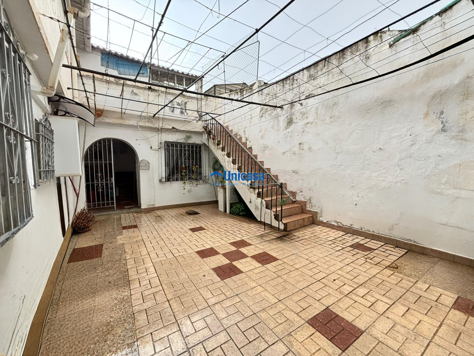 Amplia vivienda con gran patio interior y gran potencial jun - foto 2
