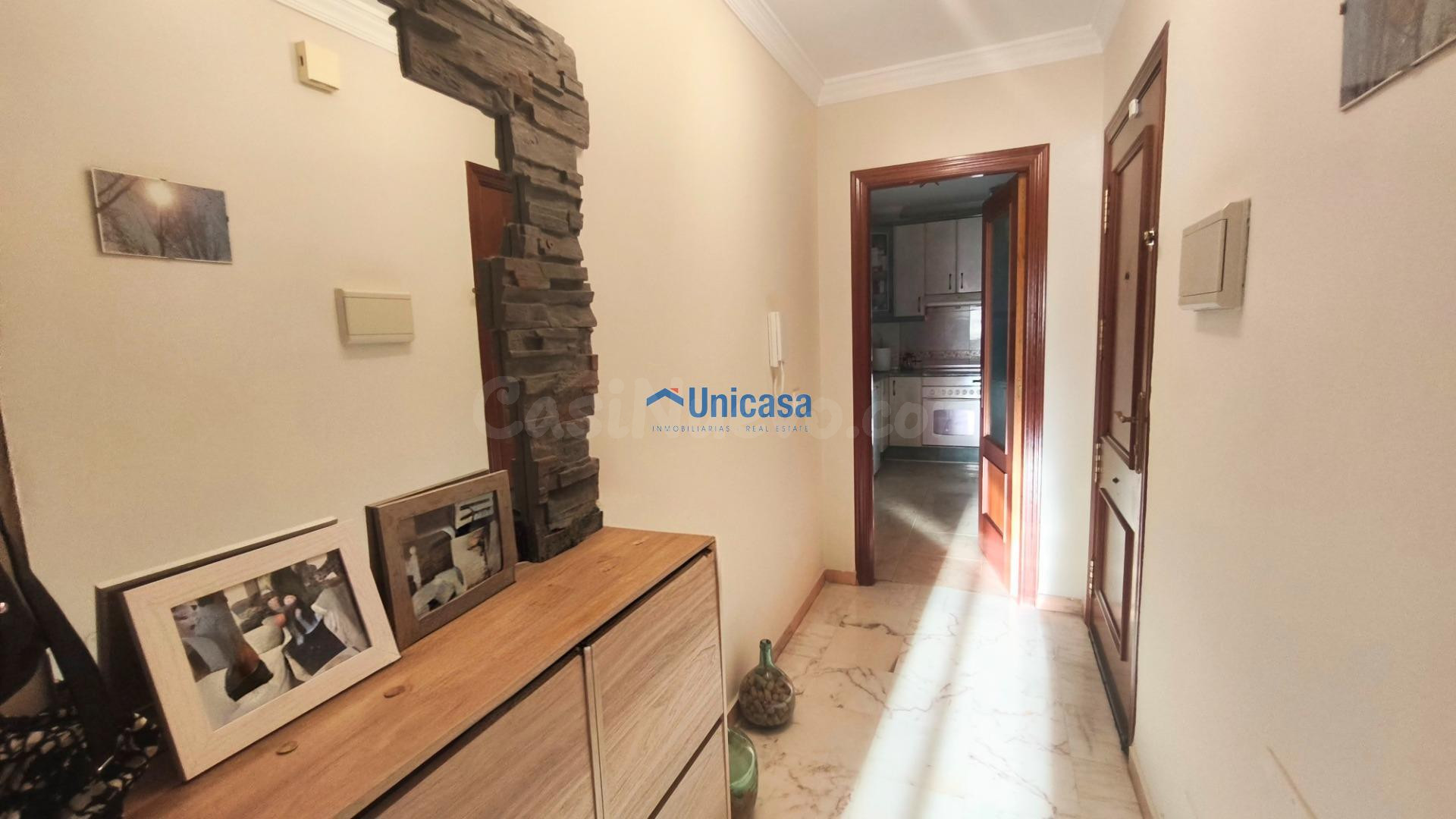 Piso de tres habitaciones con garaje en Cortijo Alto - foto 3
