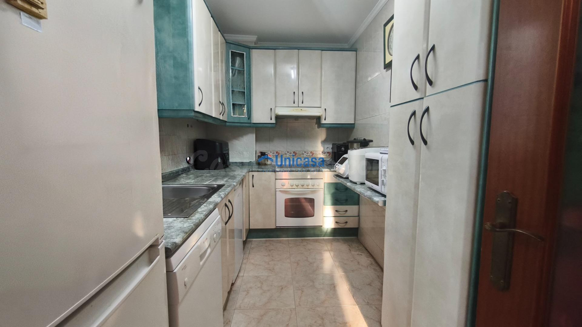 Piso de tres habitaciones con garaje en Cortijo Alto - foto 4