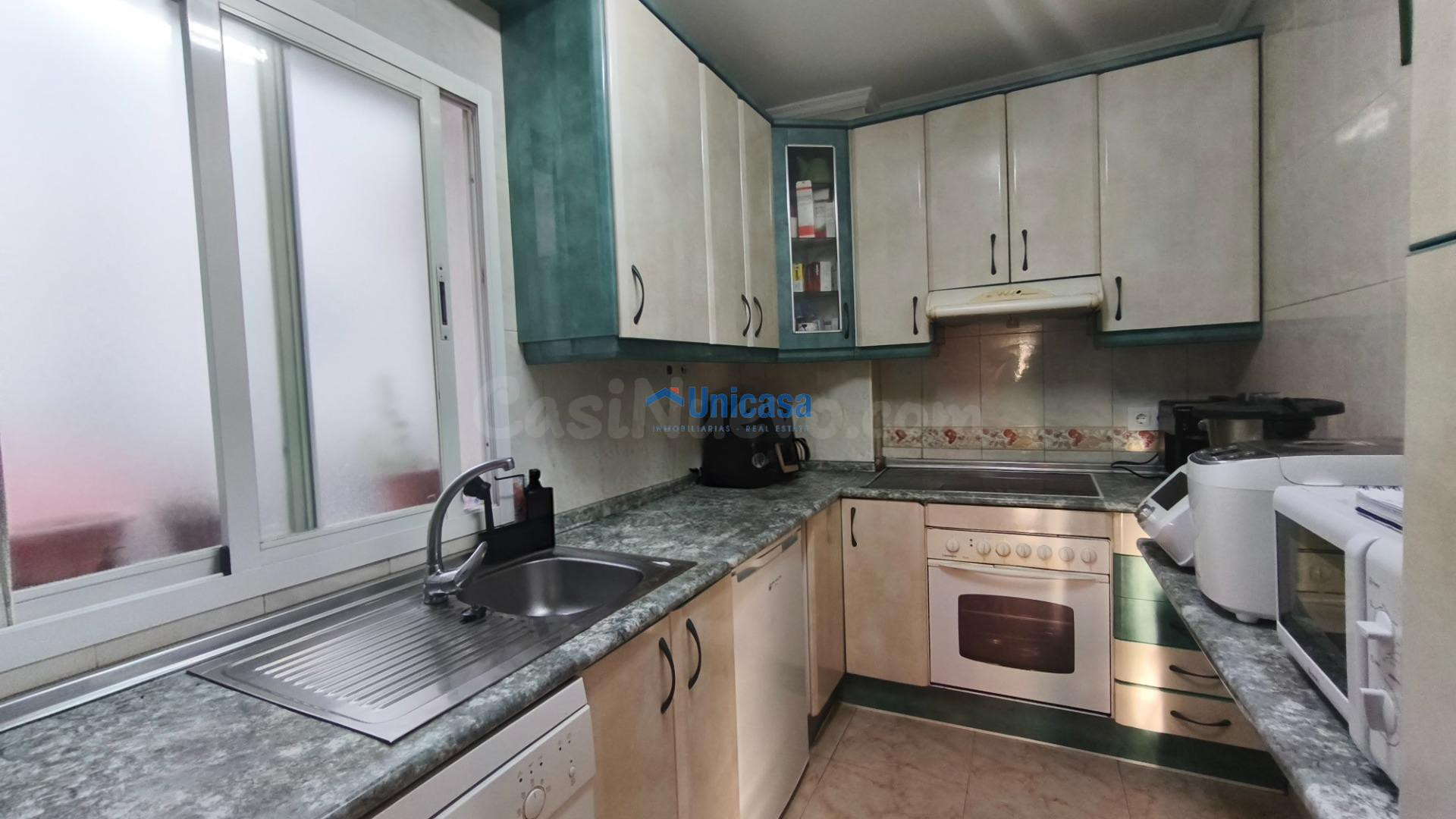 Piso de tres habitaciones con garaje en Cortijo Alto - foto 5