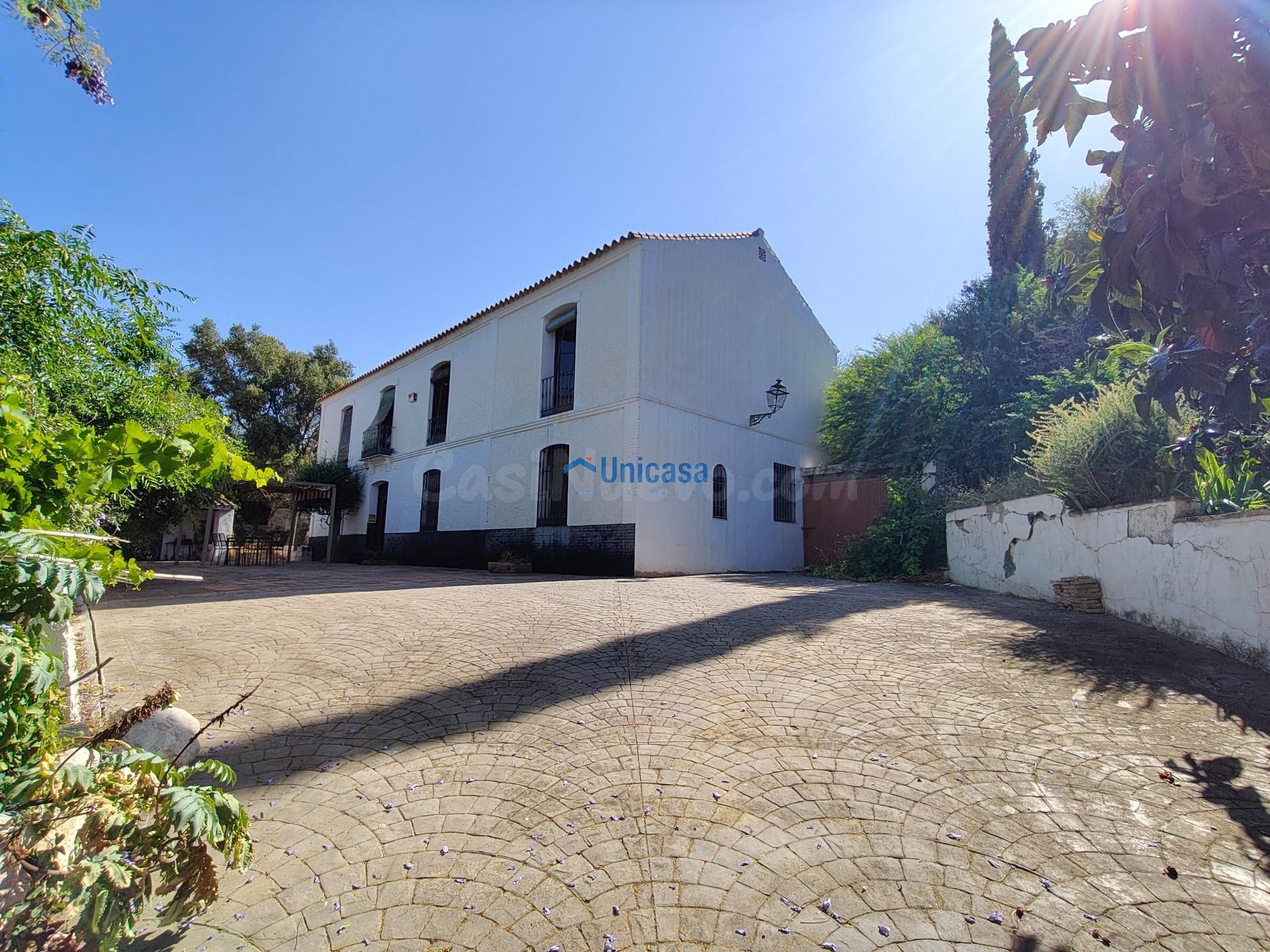 Singular vivienda centenaria, situada en la tranquila zona d - foto 2