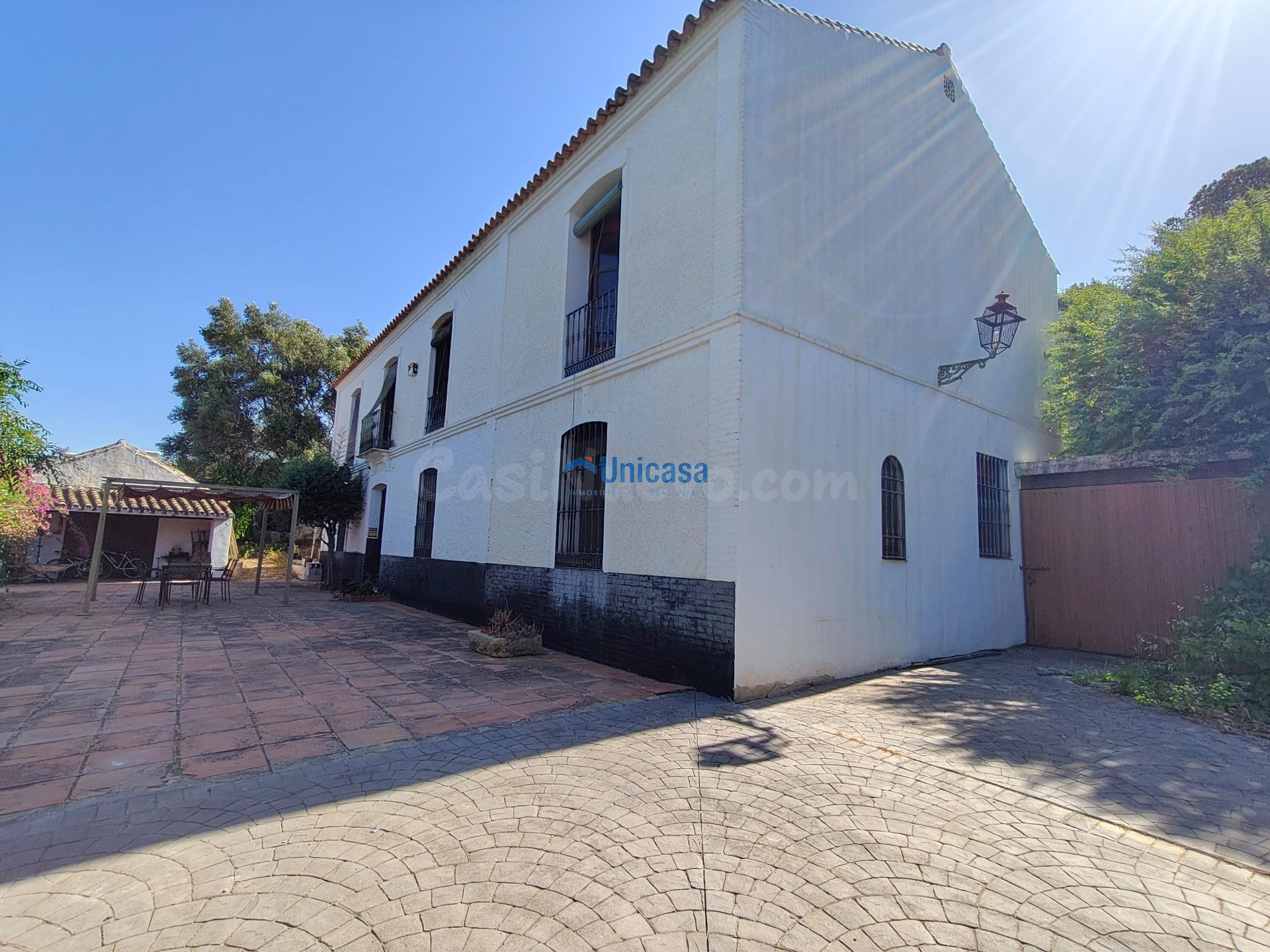 Singular vivienda centenaria, situada en la tranquila zona d - foto 3
