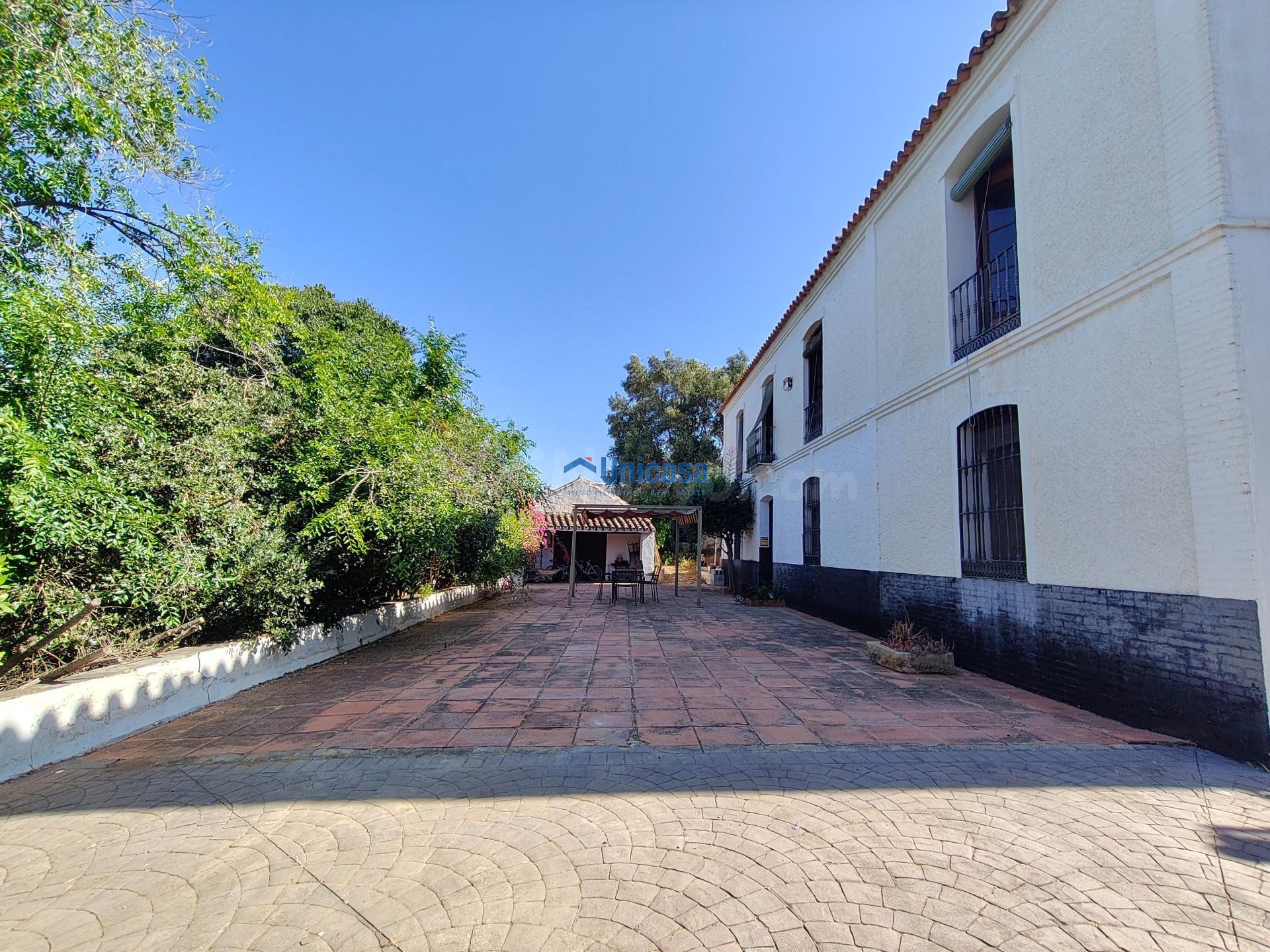Singular vivienda centenaria, situada en la tranquila zona d - foto 4
