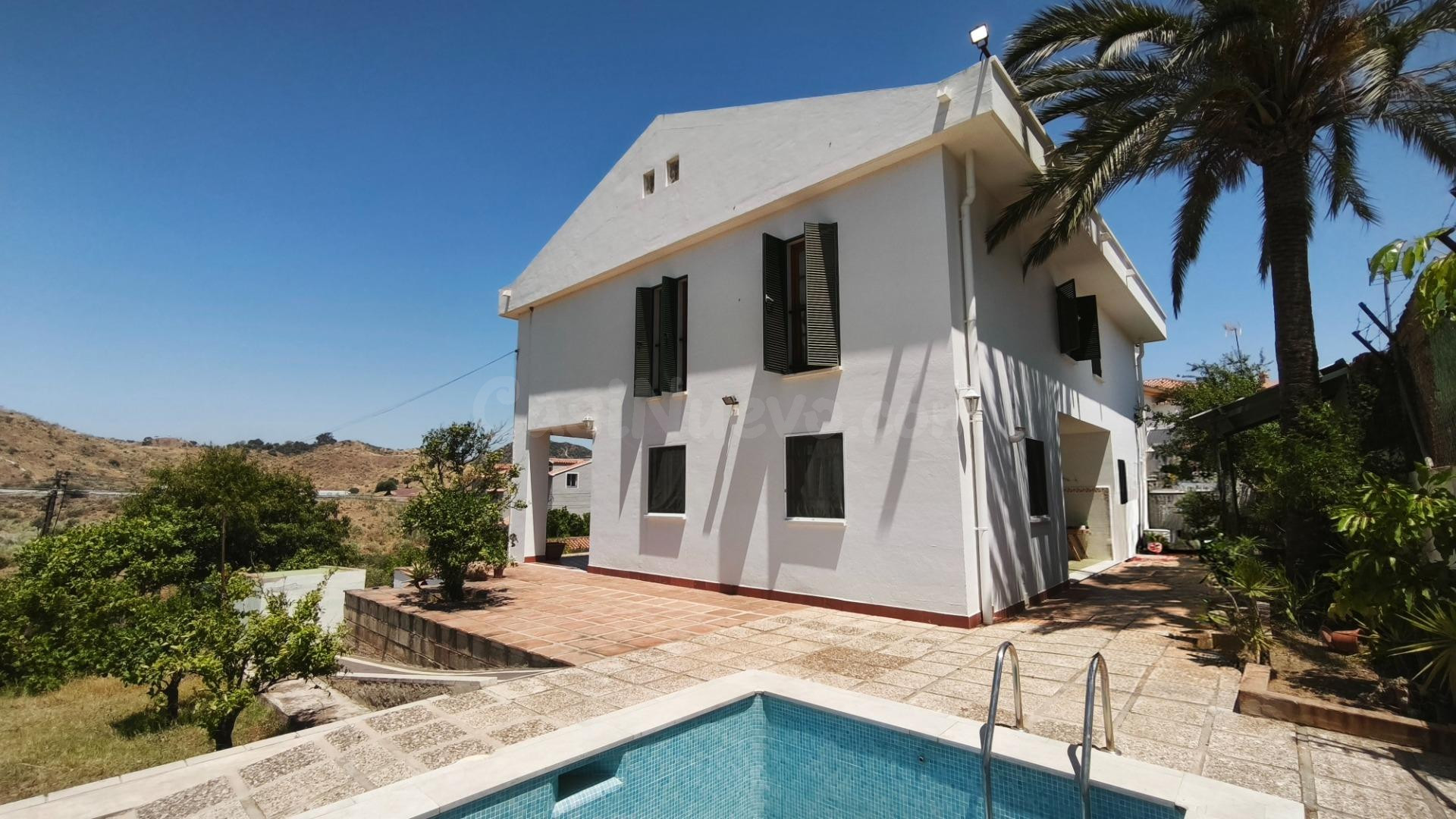 Chalet en Puerto Sol con 800m2 de parcela y piscina privada