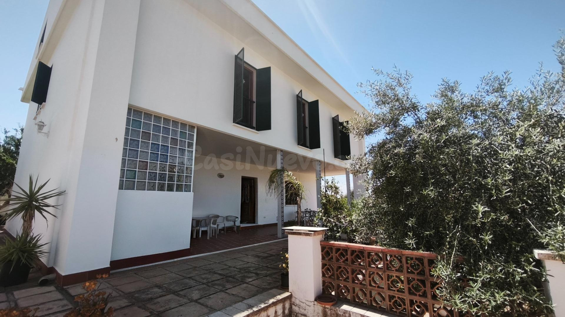 Chalet en Puerto Sol con 800m2 de parcela y piscina privada - foto 2