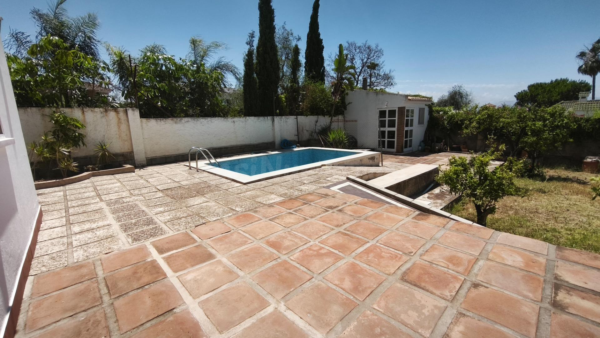 Chalet en Puerto Sol con 800m2 de parcela y piscina privada - foto 3
