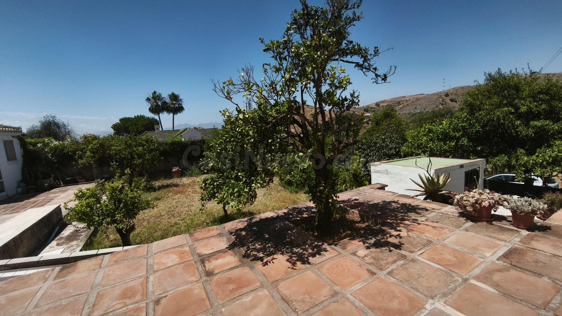 Chalet en Puerto Sol con 800m2 de parcela y piscina privada - foto 5